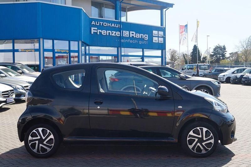 Gebraucht Toyota Aygo 68 PS (50 kW) 2012 Schwarz Kleinwagen