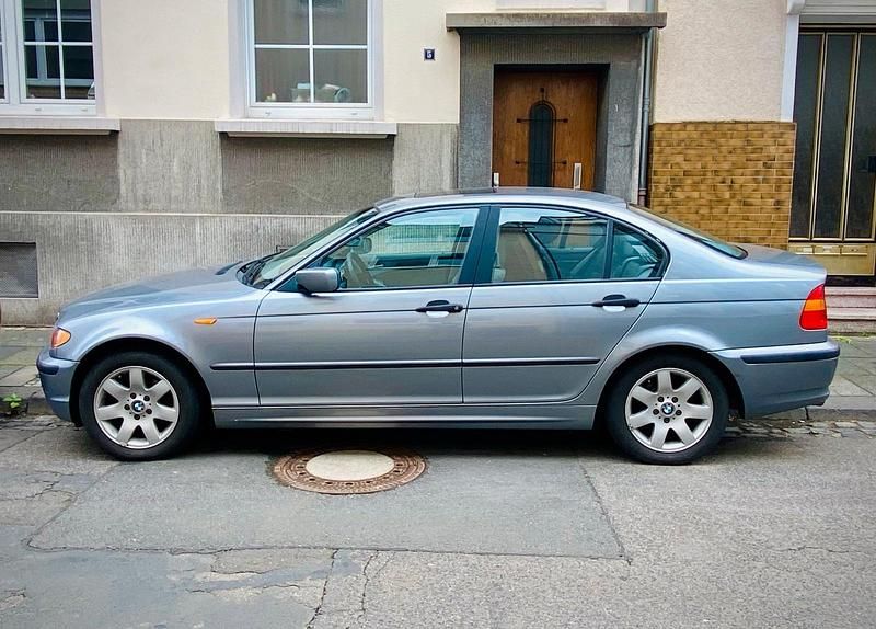 Grau Gebraucht 2004 BMW 318 Limousine | 1.350 € (Guter Preis) - Bild 1/4