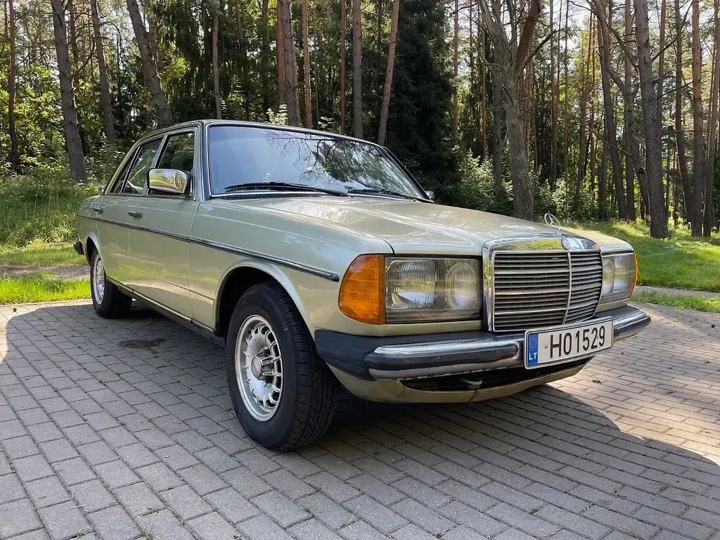 Używany Mercedes E230 136 KM (100 kW) 1983 Zielony Sedan/Limuzyna