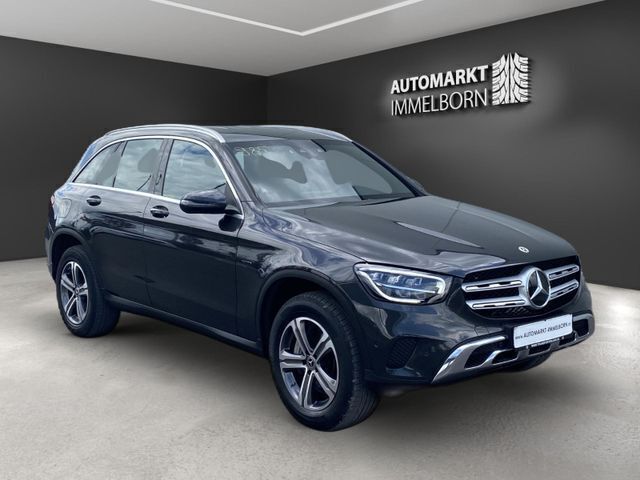 Grau matt metallic Gebraucht 2020 Mercedes GLC300e AMG SUV | 31.180 € (Guter Preis) - Bild 1/4