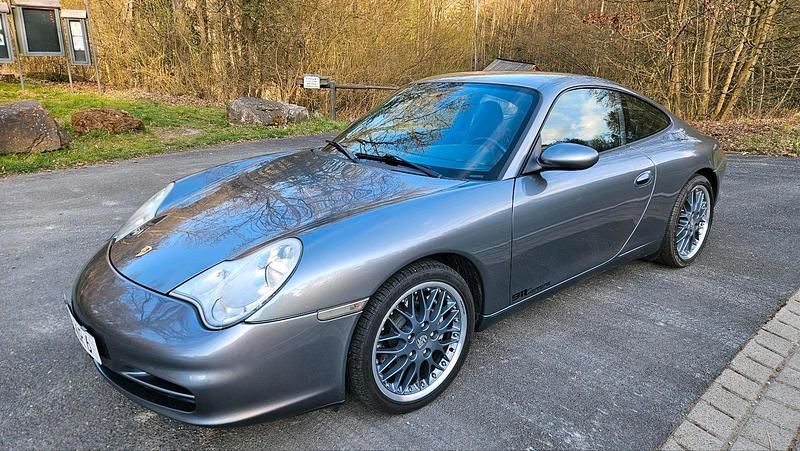 Grau Gebraucht 2001 Porsche 911 Carrera 4 Coupé | 28.600 € (Etwas zu teuer) - Bild 1/4