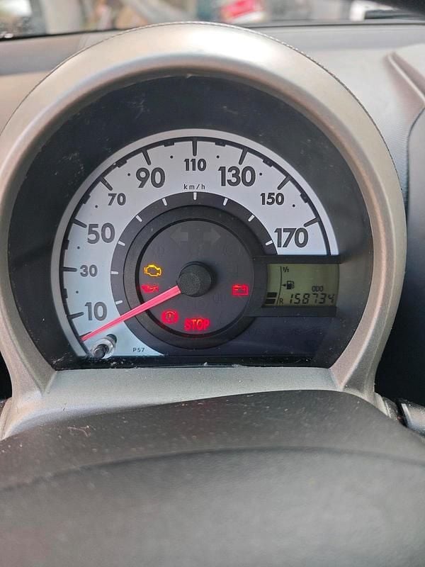 Gebraucht Toyota Aygo 68 PS (50 kW) 2005 Silber Kleinwagen