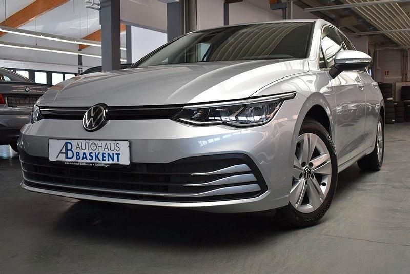 Silber Gebraucht 2022 VW Golf VIII Life Limousine | 19.890 € (Guter Preis) - Bild 1/4