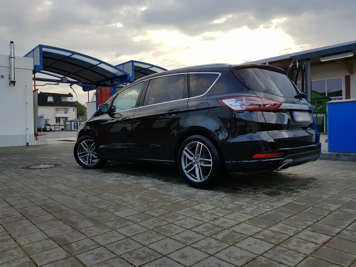 Second-hand Ford S-MAX S 209 CP (153 kW) 2016 Negru Monovolum