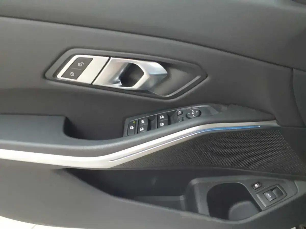 Gebraucht BMW 330 Sport Line 184 PS (135 kW) 2022 Saphirschwarz metallic Kombi
