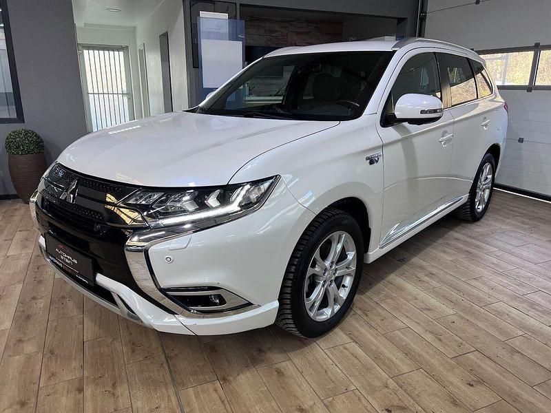 Perlmuttweiss (p) Gebraucht 2020 Mitsubishi Outlander P-HEV Plus SUV | 21.990 € (Fairer Preis) - Bild 1/4