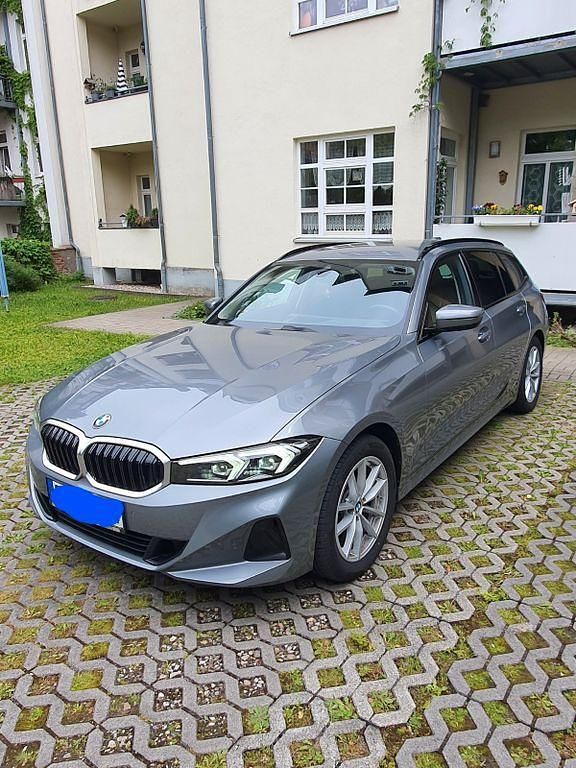 Grau Gebraucht 2022 BMW 320 Kombi | 29.500 € (Fairer Preis) - Bild 1/4