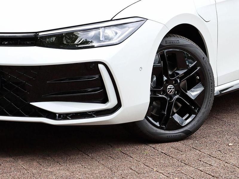 Gebraucht VW Passat R-line 177 PS (130 kW) 2025 Oryxweiß perlmutteffekt Kombi