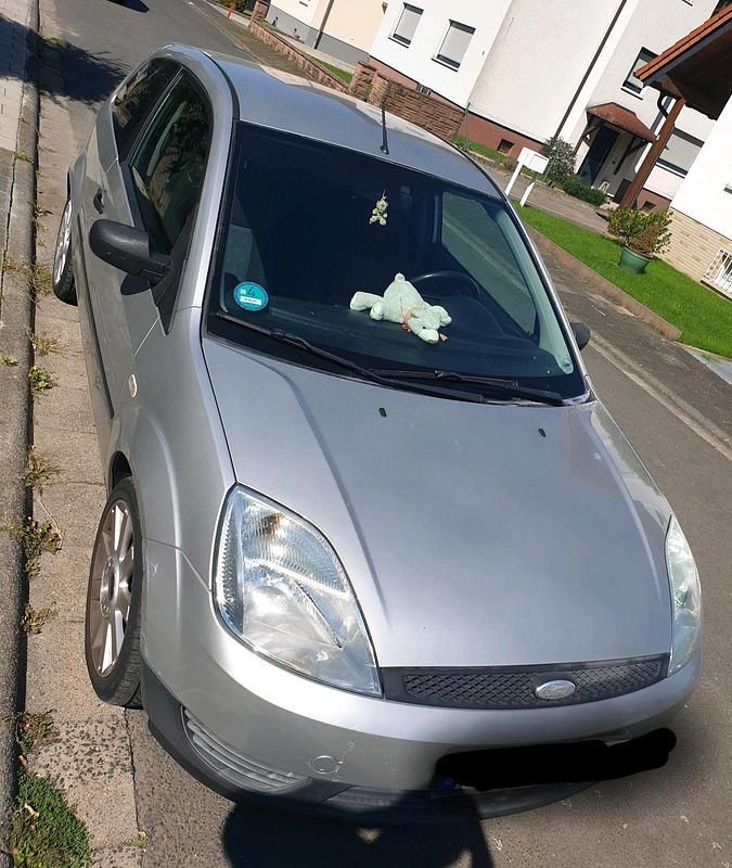 Silber Gebraucht 2004 Ford Fiesta Kleinwagen | 1.800 € - Bild 1/2