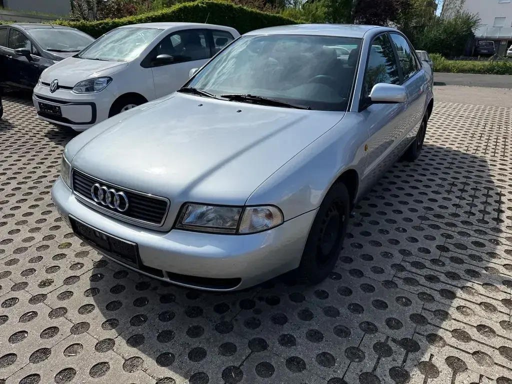 Second-hand Audi A4 101 CP (74 kW) 1998 Argintiu Berlinǎ