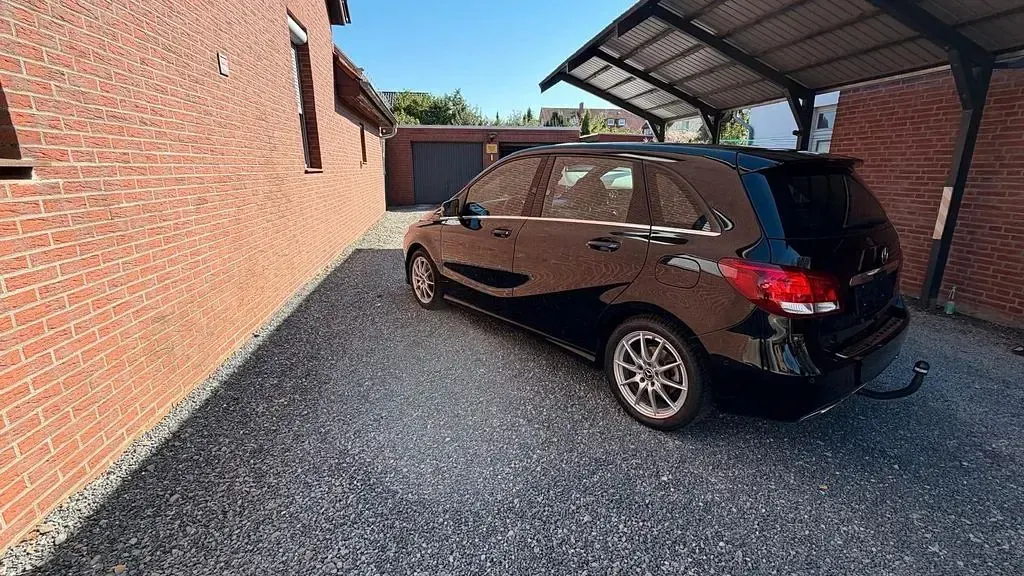 Gebraucht Mercedes B180 122 PS (89 kW) 2017 Schwarz Kleinwagen