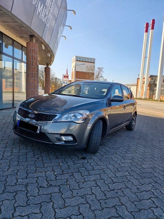 Gebraucht Kia Ceed Spirit 109 PS (80 kW) 2010 Grau Kleinwagen