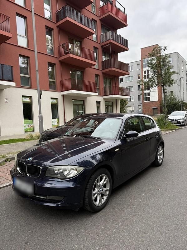 Blau Gebraucht 2009 BMW 116 Kleinwagen | 4.321 € (Fairer Preis) - Bild 1/4