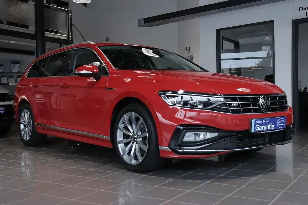 Gebraucht VW Passat Elegance 150 PS (110 kW) 2023 Rot Kombi