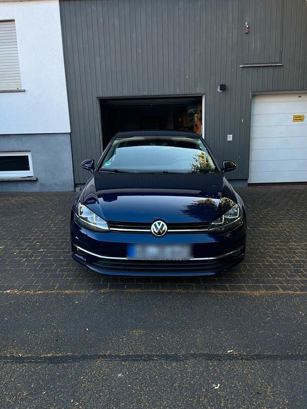 Blau Gebraucht 2017 VW Golf VII Edition Kleinwagen | 12.500 € - Bild 1/4