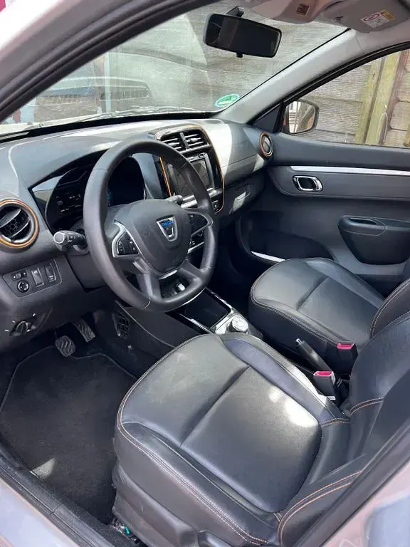 Usado Dacia Spring Comfort Plus 33 kW (45 CV) 2021 Plateado Utilitario