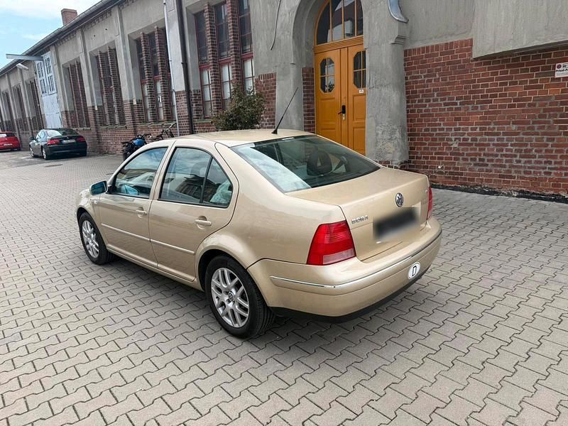 Second-hand VW Bora 105 CP (77 kW) 2002 Auriu Berlinǎ
