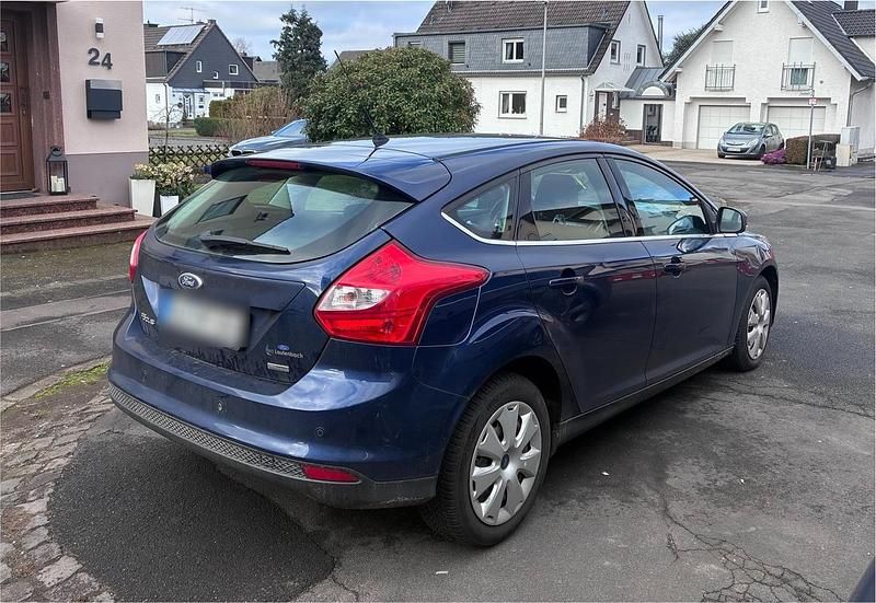 Gebraucht Ford Focus 101 PS (74 kW) 2012 Blau Limousine