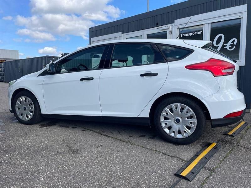 Gebraucht Ford Focus Ambiente 101 PS (74 kW) 2016 Weiß Limousine