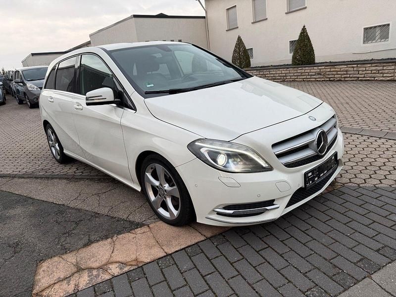 Gebraucht Mercedes 180 109 PS (80 kW) 2013 Weiß Limousine