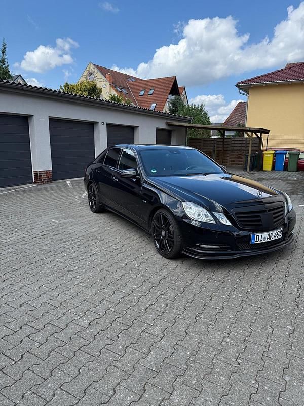 Schwarz Gebraucht 2010 Mercedes E350 Limousine | 8.500 € (Superpreis) - Bild 1/4