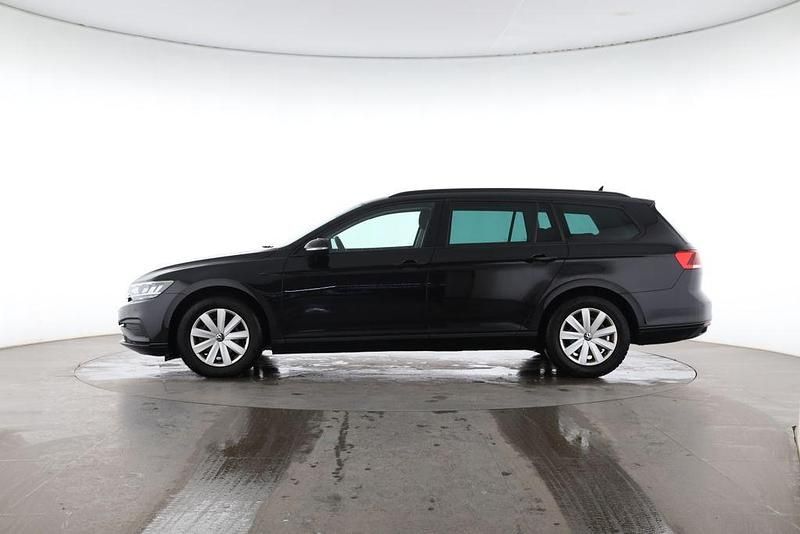 Gebraucht VW Passat Basis 150 PS (110 kW) 2022 Deep black perleffekt Kombi