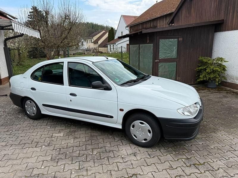Gebraucht Renault Mégane 75 PS (55 kW) 1998 Weiß Limousine