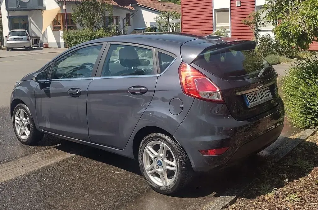 Gebraucht Ford Fiesta Titanium 80 PS (58 kW) 2014 Grau Kleinwagen