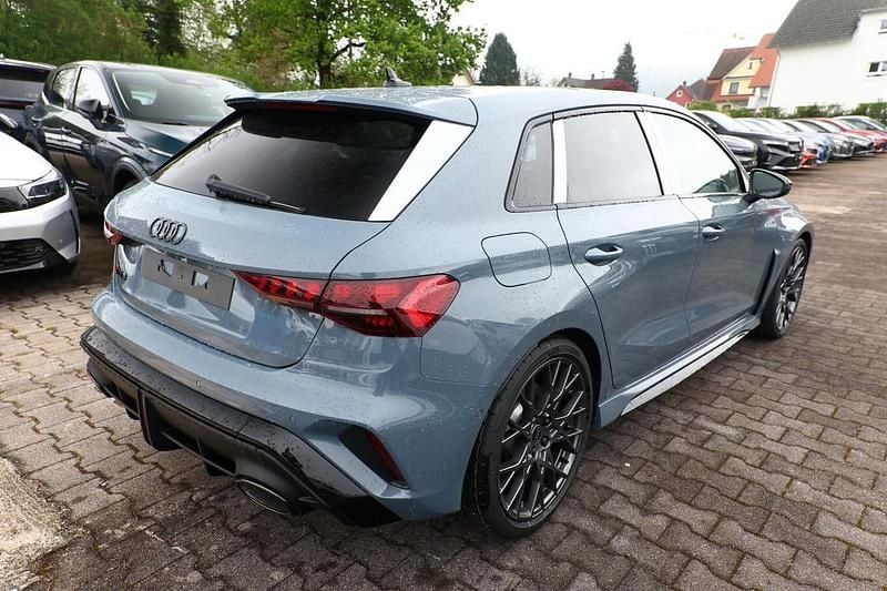 Neu Audi RS3 Ambiente 400 PS (294 kW) 2025 Kemoragrau metallic Limousine