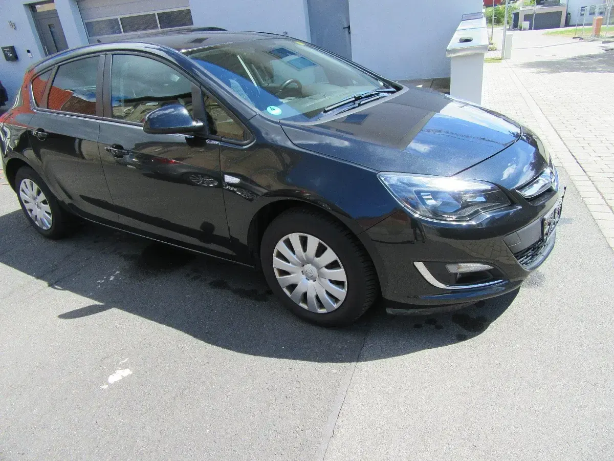 Gebraucht Opel Astra Edition 140 PS (102 kW) 2013 Schwarz Limousine