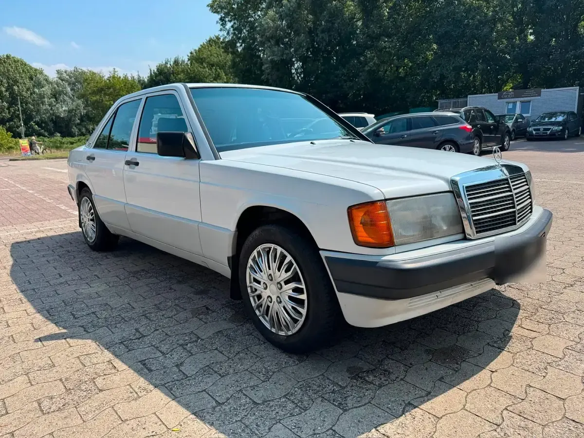 Gebraucht Mercedes 190 109 PS (80 kW) 1992 Silber Limousine