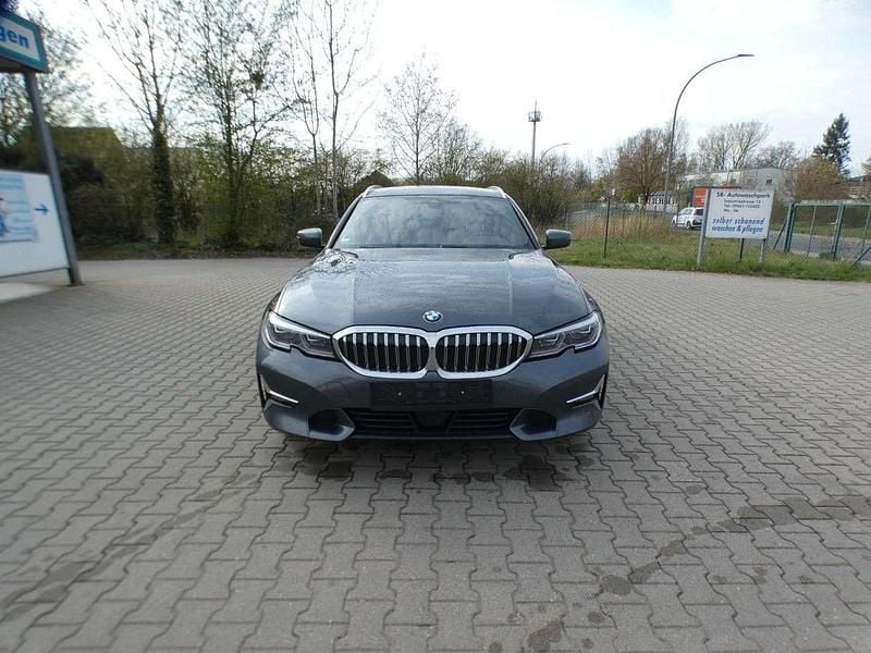 Gebraucht BMW 318 Luxury Line 150 PS (110 kW) 2022 Mineralgrau Kombi