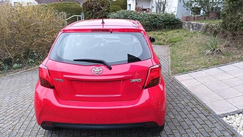 Gebraucht Toyota Yaris 69 PS (50 kW) 2014 Rot Kleinwagen