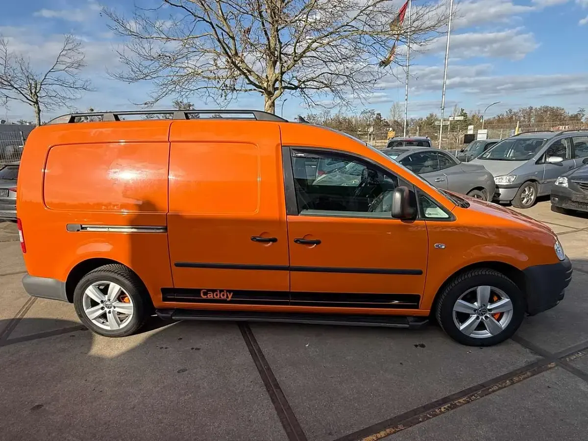 Używany VW Caddy Maxi 105 KM (77 kW) 2010 Pomarańczowy Minivan