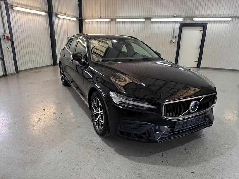 Gebraucht Volvo V60 Core 163 PS (119 kW) 2022 Schwarz Kombi