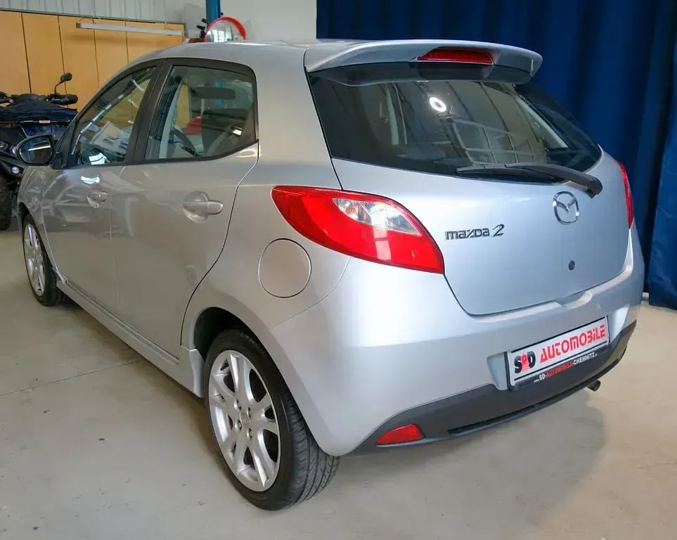 Używany Mazda 2 Dynamic 103 KM (75 kW) 2010 Srebrny Hatchback