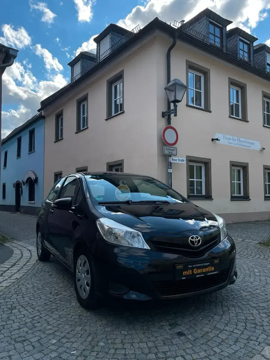 Gebraucht Toyota Yaris 90 PS (66 kW) 2012 Schwarz Kleinwagen