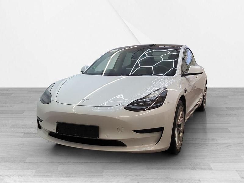 Weiß Gebraucht 2021 Tesla Model 3 Standard Range Limousine | 23.072 € (Fairer Preis) - Bild 1/4