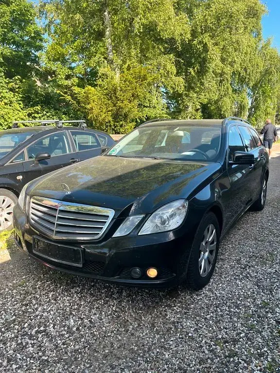 Gebraucht Mercedes E200 Avantgarde 184 PS (135 kW) 2010 Schwarz Limousine
