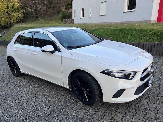 Weiß Gebraucht 2019 Mercedes A180 Progressive Limousine | 18.900 € (Fairer Preis) - Bild 1/4