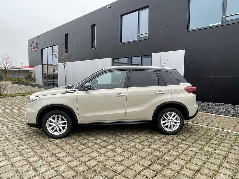 Gebraucht Suzuki Vitara 102 PS (75 kW) 2023 Beige SUV