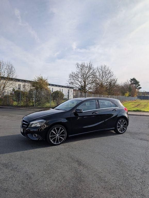 Gebraucht Mercedes A180 122 PS (89 kW) 2014 Schwarz Limousine