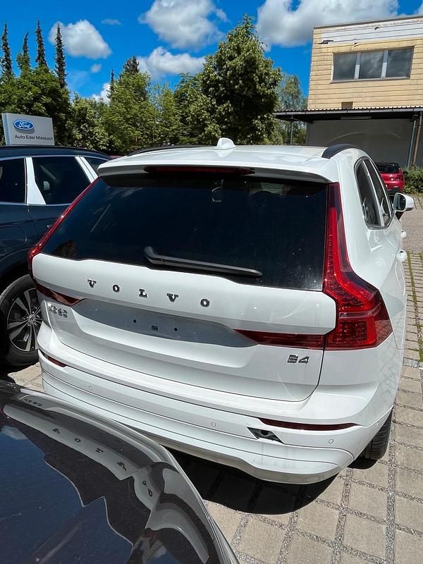 Gebraucht Volvo XC60 145 PS (106 kW) 2022 Weiß SUV