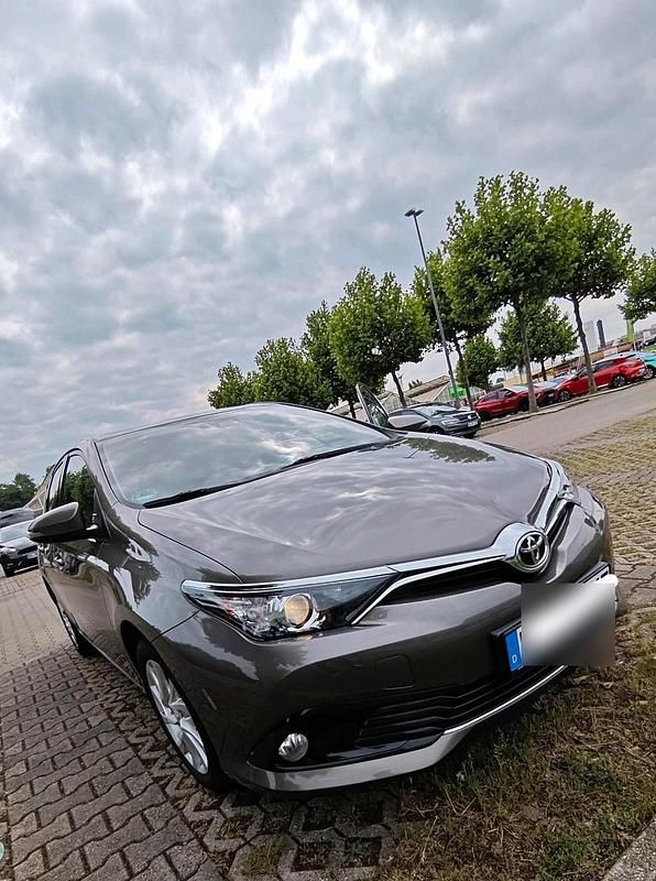 Grau Gebraucht 2017 Toyota Auris Limousine | 10.000 € (Fairer Preis) - Bild 1/4
