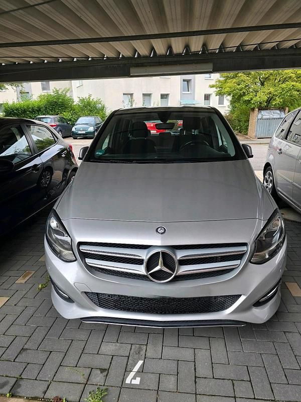Grau Gebraucht 2015 Mercedes B180 Van / Kleinbus | 13.000 € (Guter Preis) - Bild 1/4