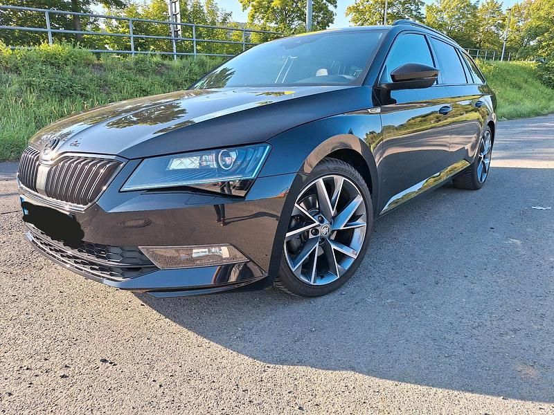 Schwarz Gebraucht 2018 Skoda Superb SportLine Kombi | 26.900 € (Teuer) - Bild 1/4