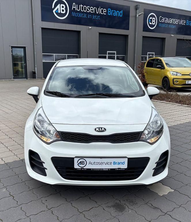 Gebraucht Kia Rio 84 PS (61 kW) 2017 Weiß Limousine
