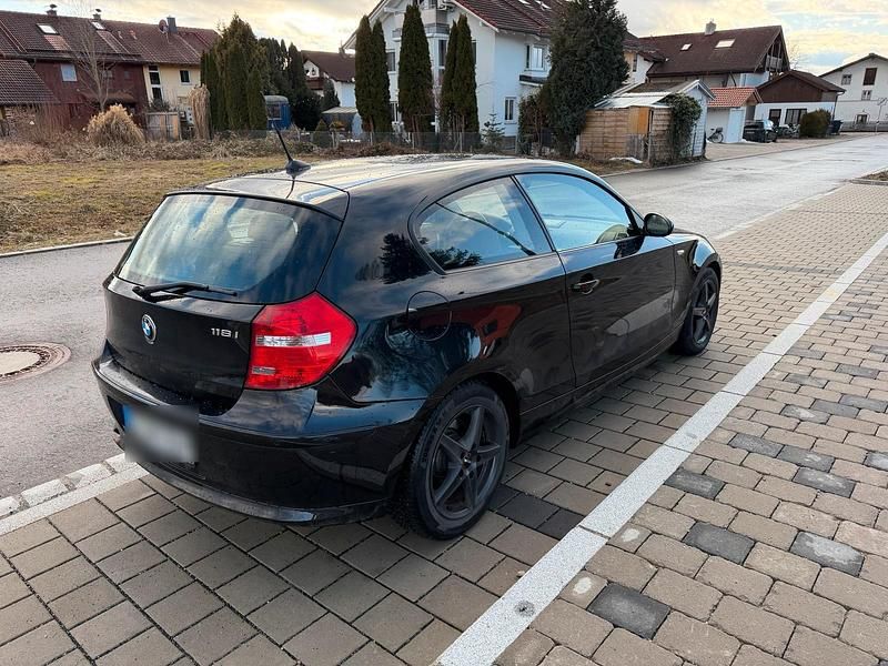 Gebraucht BMW 118 143 PS (105 kW) 2008 Schwarz Kleinwagen