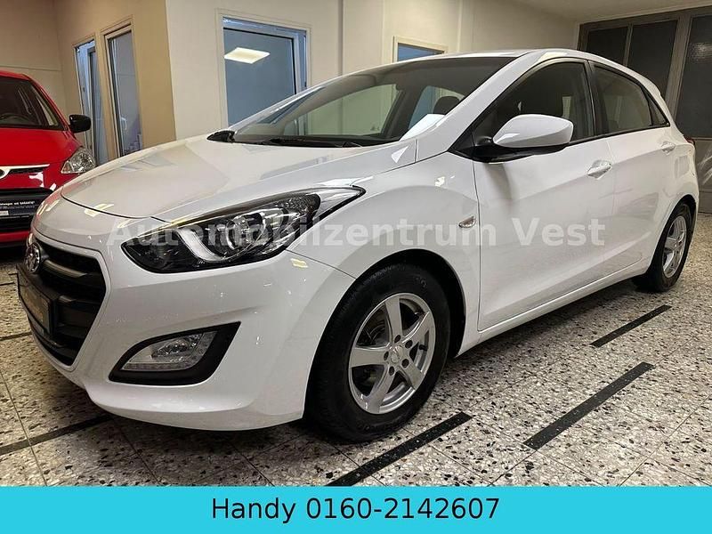 Weiß Gebraucht 2016 Hyundai i30 Passion Limousine | 8.980 € (Guter Preis) - Bild 1/4