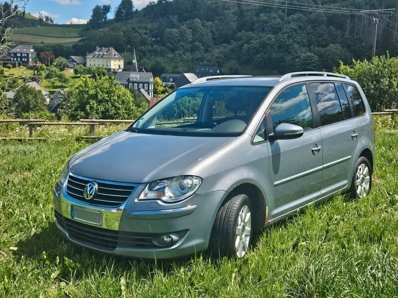 Grau Gebraucht 2010 VW Touran Highline Van / Kleinbus | 2.999 € (Superpreis) - Bild 1/4
